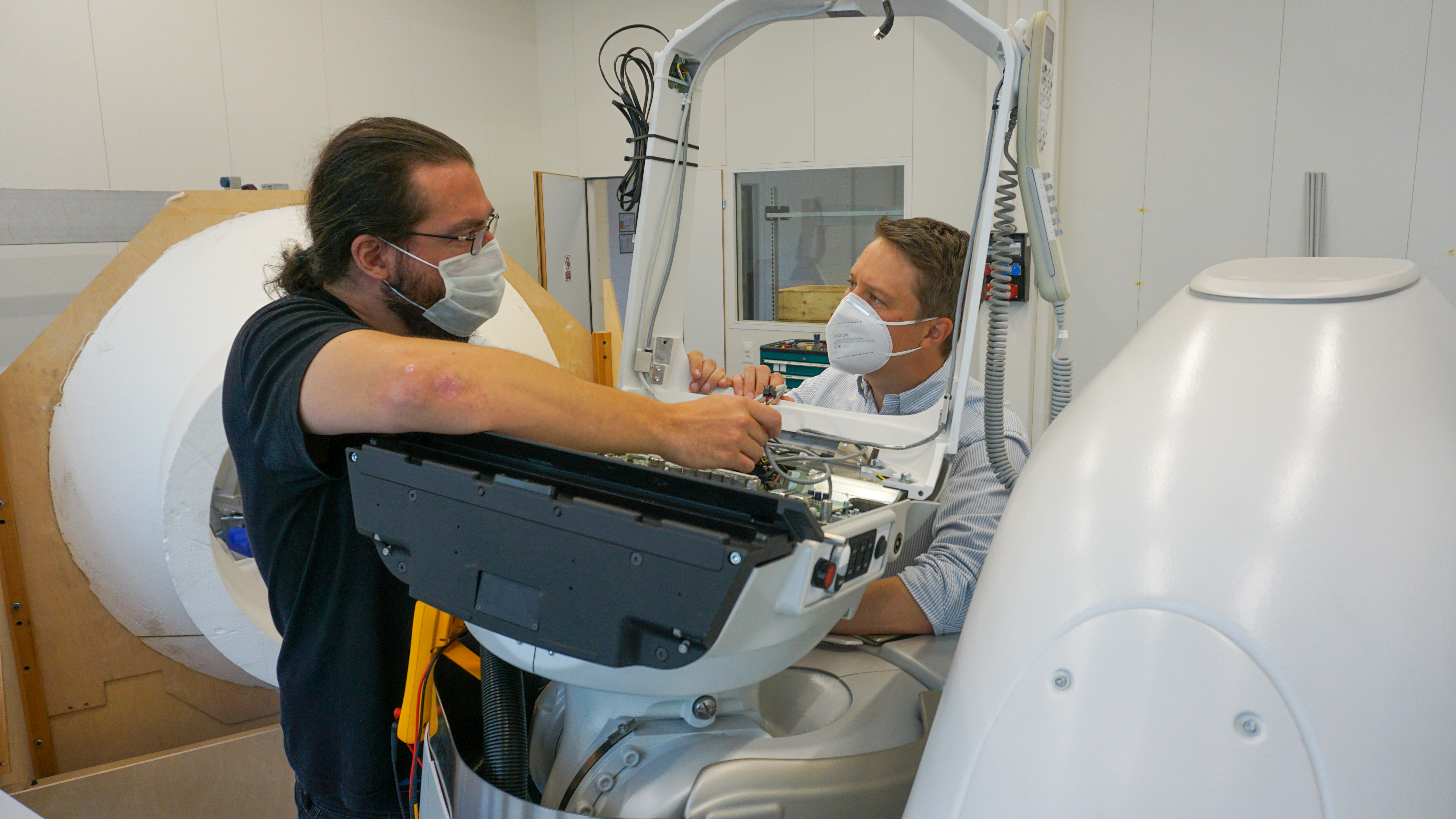 Julian Wolf bei der Arbeit in der Medizinaltechnik